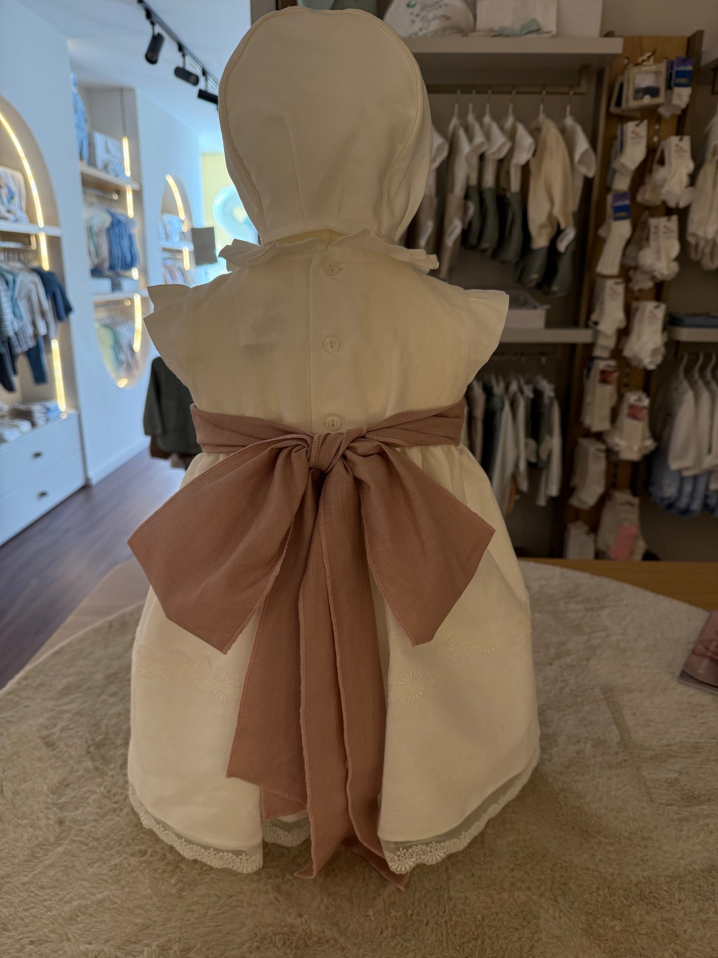 Vestido, touca e tapa fralda em linho e renda Nizeret 5591