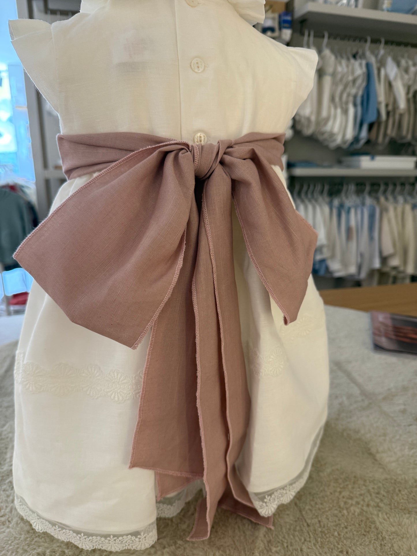 Vestido, touca e tapa fralda em linho e renda Nizeret 5591